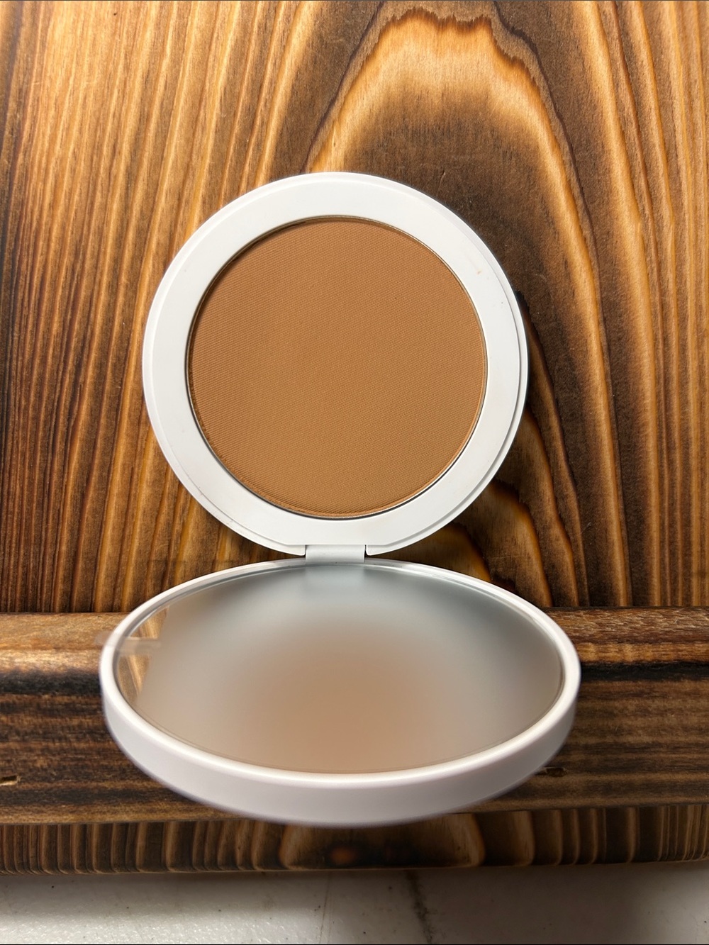 Pressed Bronzing Powder โ Warm Brown Shade